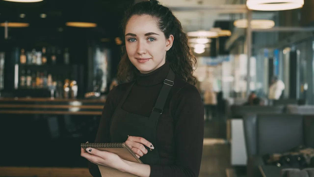 เทรนพนักงานร้านอาหารรับปี 2026: ใช้ Tech ยังไงให้คล่อง ปิดยอดไว ทันใจลูกค้า